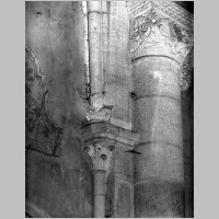 Choeur, colonnettes, nord-est.  Archives photographiques (Saint-Quentin-en-Yvelines), culture.gouv.fr.jpg